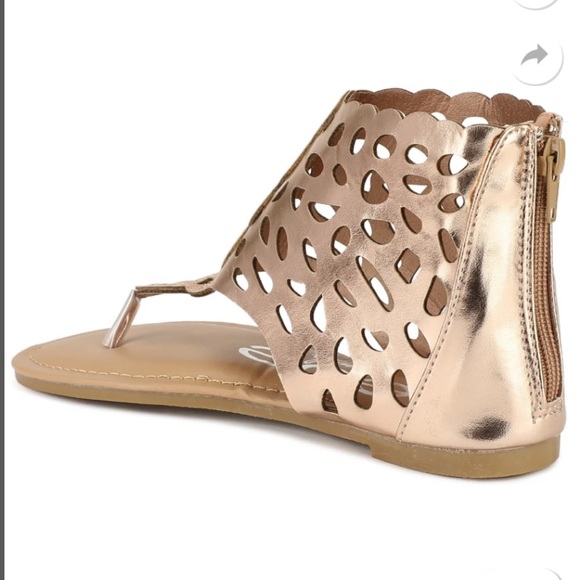NWT Bebe Girls Rose Gold Metallic Boho Perforated Cut Out Bootie Thong Sandals - Picture 4 of 7